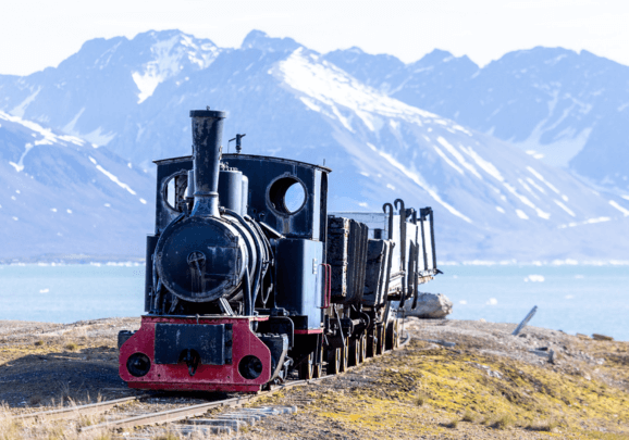 kleine Eisenbahn im Hafen von Ny-Ålesund